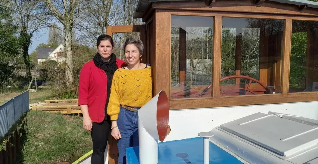 photo  l’équipe permanente d’animation de cap loire à bord du bateau cap vert. à gauche, aline hardou, directrice, et laurianne granica, chargée d’animation.  &copy;  ouest-france 
