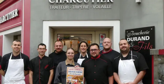 photo  robin durand à gauche et quentin durand à droite avec leur équipe quelques jours avant l’incendie.  &copy;  archives durand & fils 