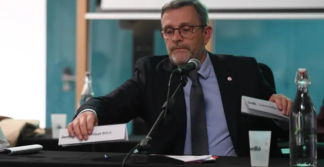 photo  quelques secondes avant de recevoir l’écharpe de maire, philippe bolo, dans le viseur de notre photographe, enlève le chevalet avec le nom de caroline houssin-salvetat, pour y placer le sien.  &copy;  josselin clair 