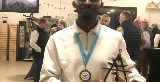 photo  djamil pepiekoue-ngafouwouo a reçu le trophée cobaty jeunes 2026.  &copy;  co 