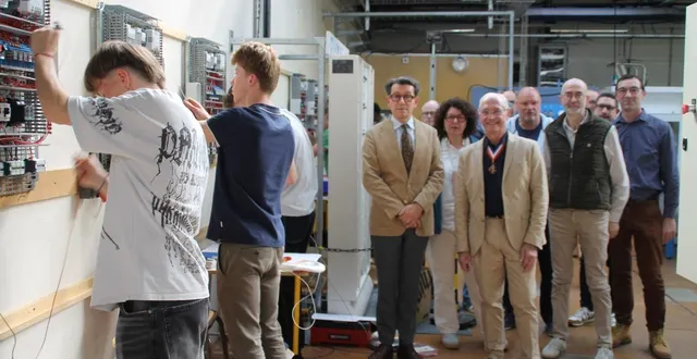 photo  les responsables du lycée et le jury observent les jeunes au travail.  &copy;  le maine libre 