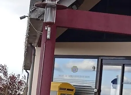 photo  une caméra est installée sur le bâtiment de la mairie.  &copy;  le maine libre 