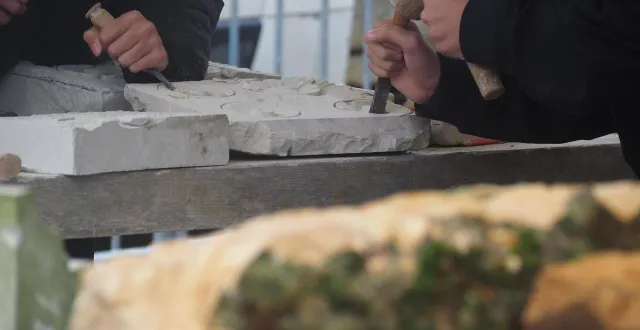 photo  samedi 11 avril, à la salle des fêtes louis-malle de mamers, les visiteurs pourront échanger avec laurent esnault, tailleur de pierre.  &copy;  archives le courrier de l’ouest 