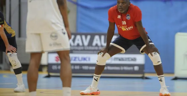 photo  alain fossi et les niortais n’ont jamais baissé les bras, sans parvenir à faire trembler les girondins.  &copy;  co - christophe bernard 