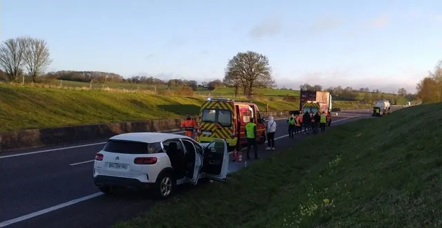 photo  sur l’autoroute a28, une voiture a percuté l’arrière d’un camion du côté de gacé (orne), dans le sens le mans - rouen.  &copy;  gendarmerie de l’orne 