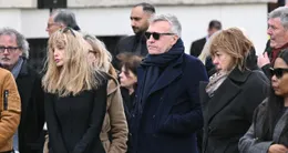 actu cin&eacute;ma  le présentateur de télévision français laurent ruquier, l’humoriste michèle bernier (à droite) et l’actrice et chanteuse arielle dombasle (à gauche) assistent aux obsèques de l’actrice et réalisatrice française isabelle mergault au cimetière du père-lachaise à paris le 30 mars 2026. 