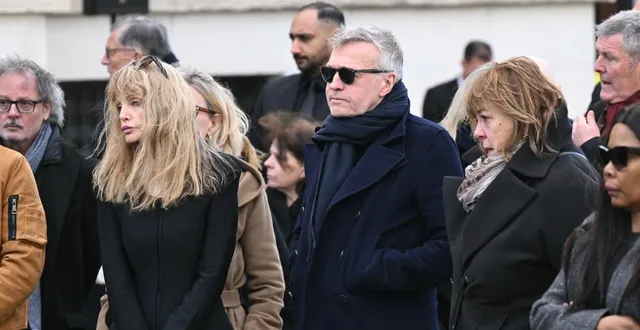 photo  le présentateur de télévision français laurent ruquier, l’humoriste michèle bernier (à droite) et l’actrice et chanteuse arielle dombasle (à gauche) assistent aux obsèques de l’actrice et réalisatrice française isabelle mergault au cimetière du père-lachaise à paris le 30 mars 2026.  &copy;  bertrand guay / afp 