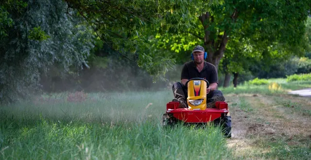 photo  est-il obligatoire d’assurer son tracteur tondeuse ? (photo d’illustration)  &copy;  afp 