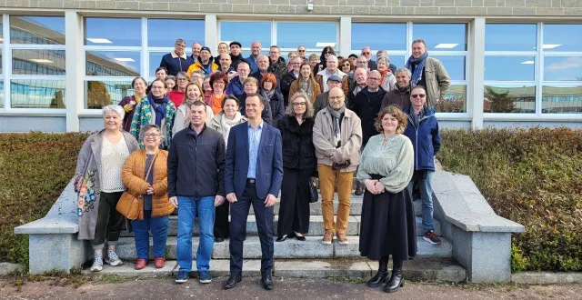 photo  les promotions de 1985 et 1986 se sont retrouvées le temps d’une journée dans leur ancien lycée. au premier rang, au centre : cyrille launay, président de l’association des anciens du lycée alain.  &copy;  ouest-france 