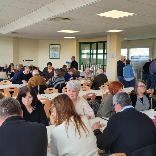photo les anciens élèves ont pu se replonger dans le passé autour d’un déjeuner dans le réfectoire du lycée alain.  ©  ouest-france