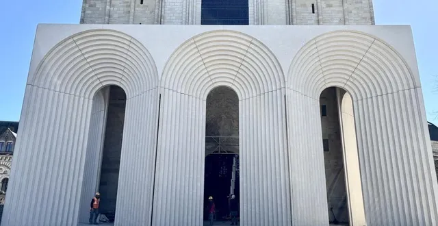 photo  angers, 30 mars 2026. la bâche qui recouvre depuis 13 mois le portail de la cathédrale saint-maurice a été retirée ce lundi.  &copy;  co - anthony pasco 