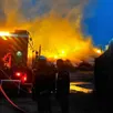 photo conlie, dimanche 29 mars 2026. les pompiers, ici à la tombée de la nuit, luttent contre les flammes.