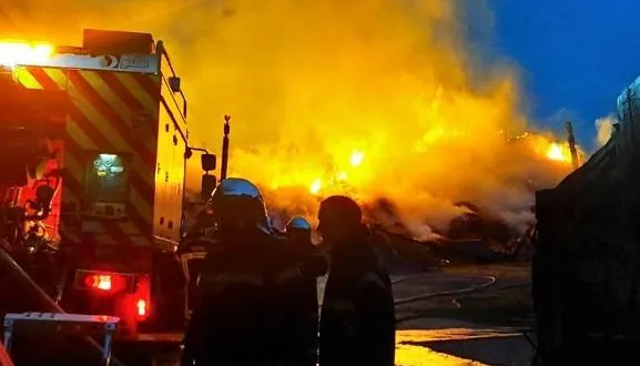 photo  conlie, dimanche 29 mars 2026. les pompiers, ici à la tombée de la nuit, luttent contre les flammes.  &copy;  nathalie thiebaud 