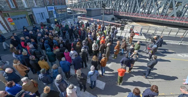 photo  samedi 28 mars 2026, des dizaines de dieppoises et dieppois ont manifesté avec des élus de la ville, dont le maire nicolas langlois et l’ancien député et maire sébastien jumel, pour réclamer que le pont colbert soit de opérationnel le plus rapidement possible.  &copy;  ville de dieppe/p. diologent 