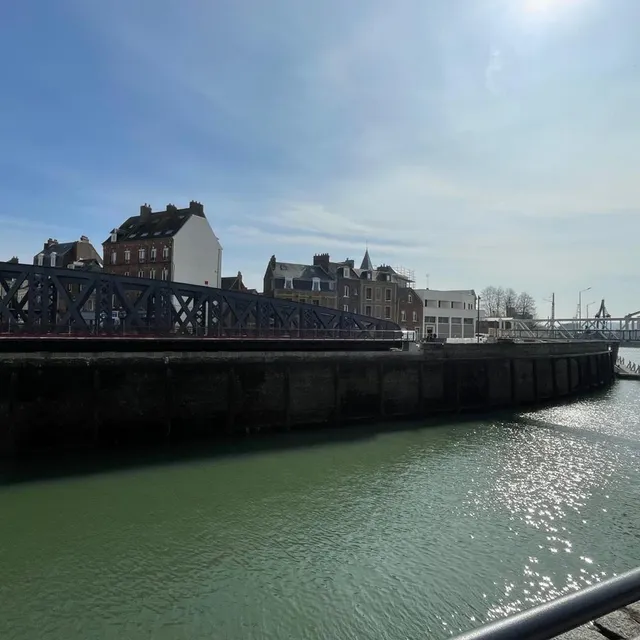 Le pont Colbert, plus que centenaire, à gauche en position ouverte et dans l’attente de nouveaux réglages. Et au fond, la passerelle piétonne mise à disposition en attendant une réouverture du pont prévue pour le moment fin mai. Ouest-France photo le pont colbert, plus que centenaire, à gauche en position ouverte et dans l’attente de nouveaux réglages. et au fond, la passerelle piétonne mise à disposition en attendant une réouverture du pont prévue pour le moment fin mai. © ouest-france