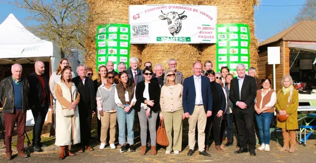 photo  aux côtés de maïlys cavet, les personnalités locales ont rejoint en cortège le concours d’animaux, marquant l’un des temps forts de la visite officielle des trois jours.  &copy;  le maine libre 