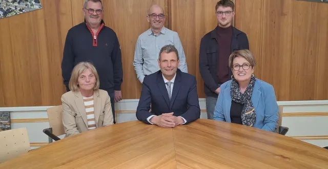photo  jean-louis morice, réélu maire de noyen-sur-sarthe pour la troisième fois, entouré par ses adjoints.  &copy;  mairie de noyen 