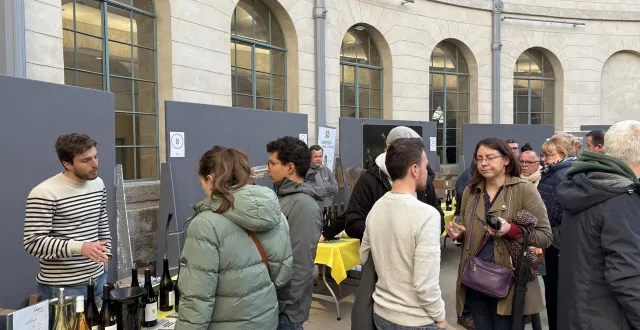 photo  le salon des vins a attiré un peu plus de 1 300 visiteurs cette année, qui ont pu découvrir et déguster les vins des 21 viticulteurs venus des quatre coins de la france.  &copy;  ouest-france 
