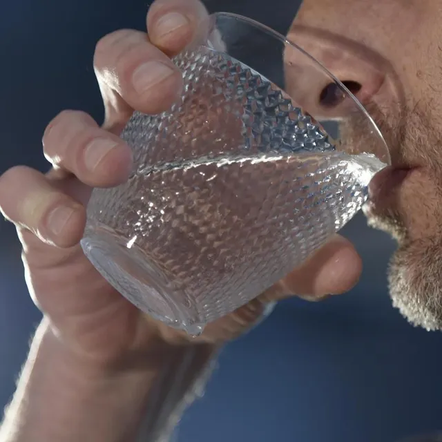 D’après l’OMS et l’Anses, la dureté de l’eau n’a pas d’impact sanitaire direct. Mais une eau calcaire peut entraîner de l’inconfort cutané pour les personnes sensibles (photo d’illustration). Archives CO - Marie Delage photo d’après l’oms et l’anses, la dureté de l’eau n’a pas d’impact sanitaire direct. mais une eau calcaire peut entraîner de l’inconfort cutané pour les personnes sensibles (photo d’illustration). © archives co - marie delage