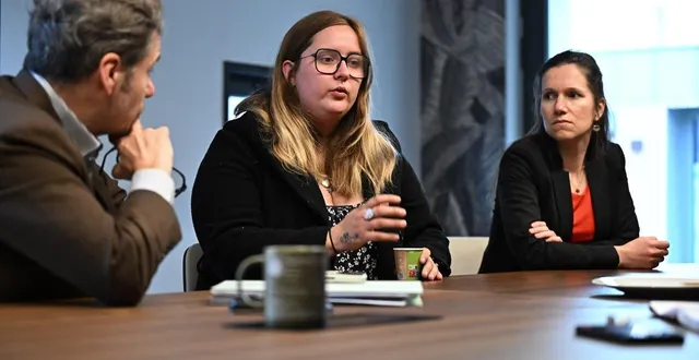 photo  camille jousset, entourée de ses avocats me sophie lodeho et me pascal rouiller.  &copy;  co – josselin clair 