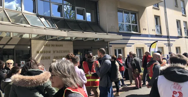 photo  les agents de l’ehpad municipal du mans (sarthe) ont manifesté, ce lundi 30 mars 2026, devant le site jean-jaurès. ils réclament de meilleures conditions de travail.  &copy;  ouest-france 