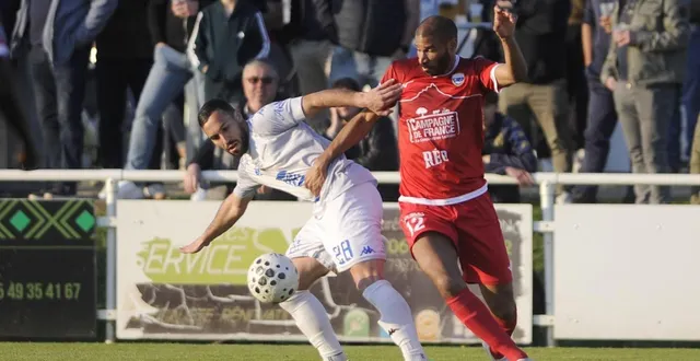 photo  jérémy grain, ici à la lutte avec l’avranchinais jordan adéoti, a inscrit un doublé, ce samedi 28 mars 2026 à bordeaux.  &copy;  co - christophe bernard 