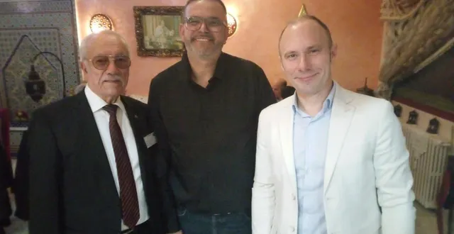 photo  benoît nicolardot (à droite), le nouveau maire de sablé-sur-sarthe, à la soirée cics au restaurant le ryad, samedi 28 mars 2026, aux côtés du président mohammed boudri (au centre) et bachir laouar, membre fondateur (à gauche).  &copy;  ouest-france 