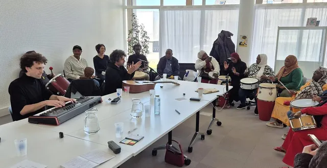 photo  les deux frères du duo terrenoire en session de travail avec des bénéficiaires de l’association alpha sablé, ce lundi 30 mars 2026, à la médiathèque de sablé-sur-sarthe.  &copy;  marie rolland 