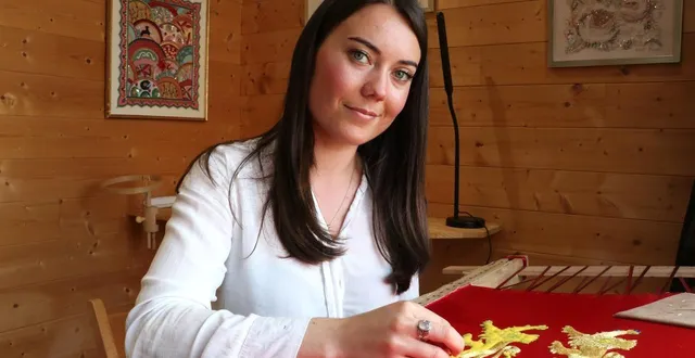 photo  l’atelier aurea de constance chartier est niché au cœur du pays d’auge. c’est ici qu’elle pense et créé ses broderies avec du fil d’or.  &copy;  photo : ouest-france 