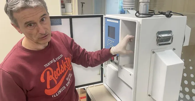 photo  frédéric bourdalou, technicien métrologue à air pays de la loire, présente un appareil de mesure utilisé pour traquer les pesticides dans l’air.  &copy;  ouest-france 