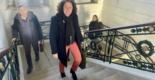 photo  sophie douvry arrive en mairie d’alençon pour son premier jour d'exercice, lundi 30 mars 2026.  &copy;  ouest-france 