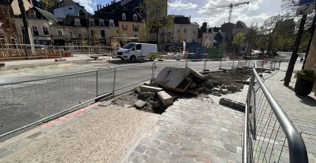 photo  place de l’éperon, le trottoir au niveau du restaurant le grenier à sel a été démoli ce lundi 30 mars 2026 sur une dizaine de mètres. il venait d’être refait dans le cadre du chantier des chronolignes de bus.  &copy;  le maine libre 
