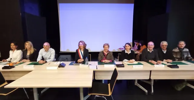 photo  véronique maillet (au centre) avec ses huit adjoints. de gauche à droite : christine moreau, amandine chanal, nicolas bukovec, michèle devillers, virginie cochery, alain guinoiseau, patrice nunez, erich buttler.  &copy;  co 