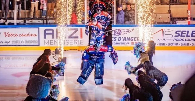 photo  l’arrivée des hockeyeurs est devenu un show qui en met plein les yeux aux 3600 spectateurs de la patinoire.  &copy;  les ducs d’angers 
