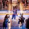 photo l’arrivée des hockeyeurs est devenu un show qui en met plein les yeux aux 3600 spectateurs de la patinoire.