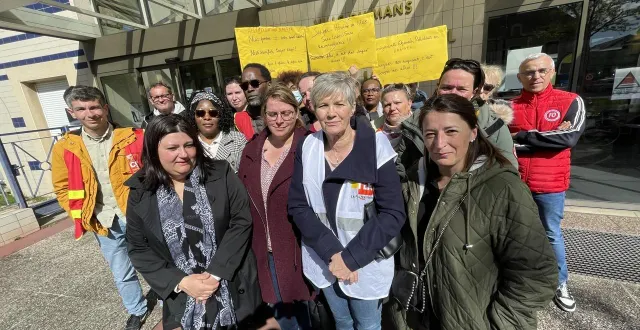 photo  les personnels des ehpad publics de la ville du mans ont débrayé devant l’établissement de l’avenue jean-jaurès.  &copy;  le maine libre 