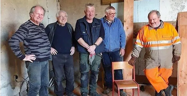 photo  quelques bénévoles de l’association des amis du petit anjou en charge des travaux de la halle à marchandises.  &copy;  ouest-france 