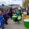 photo les associations des parents d’élèves de deux écoles de chalonnes-sur-loire, l’espace de vie du tintamarre et l’espace jeunesse le spot ont organisé samedi le carnaval de la ville. parmi les costumes les plus originaux les uns que les autres la mascotte du tintamarre, une pieuvre bleue dans son char. et pour animer musicalement cette fête, les organisateurs ont invité le groupe not so brasil de chemillé-en-anjou.