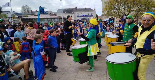 photo  les associations des parents d’élèves de deux écoles de chalonnes-sur-loire, l’espace de vie du tintamarre et l’espace jeunesse le spot ont organisé samedi le carnaval de la ville. parmi les costumes les plus originaux les uns que les autres la mascotte du tintamarre, une pieuvre bleue dans son char. et pour animer musicalement cette fête, les organisateurs ont invité le groupe not so brasil de chemillé-en-anjou.  &copy;  ouest-france 