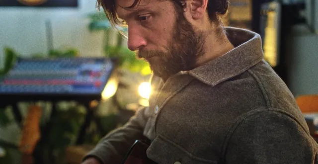 photo  le guitariste de samba de la muerte se déplace à vélo comme ses partenaires, lors de cette tournée.  &copy;  samba desato… 