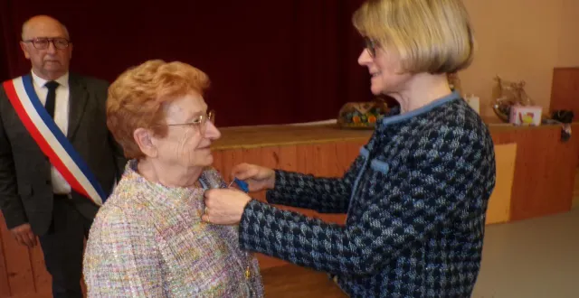 photo  marie-thérèse mayzaud reçoit la médaille d’officière de l’ordre national du mérite des mains de véronique louwagie.  &copy;  ouest-france 
