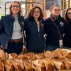 photo des jeunes adhérentes du lions club du val de loir ont vendu des brioches.