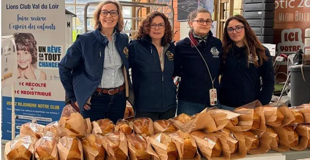 photo  des jeunes adhérentes du lions club du val de loir ont vendu des brioches.  &copy;  ouest-france 