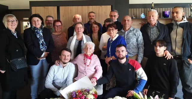 photo  une belle photo de famille pour les 100 ans d’odette grassin.  &copy;  ouest-france 