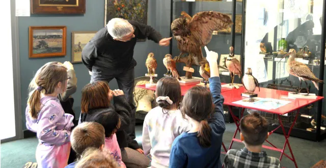 photo  philippe quarantin explique aux élèves la vie des rapaces.  &copy;  ouest-france 