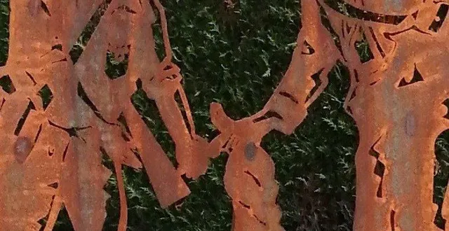 photo  des effigies de rouget ont été implantées à chacune des entrées de daumeray.  &copy;  document remis 