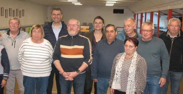 photo  la société de boule de fort de l’union organisait, en ce début d’année, deux concours. samedi, c’étaient les finales. dans le concours un contre un, 64 joueurs étaient engagés. maurice boyeau, ancien président, l’a emporté par 12 à 5 devant michel bénard. jean paul lequeux et véronique gaillard complètent le podium. le second concours voyait s’affronter des équipes composées d’un sociétaire et d’un invité. 62 équipes étaient cette fois-ci inscrites. en finale, lionel roullé et martine peltier ont battu eric poupard (nouveau président) et patrick bossé par 12 à 7. vient ensuite l’équipe de marie renée balavoine avec yolande cosson. c’était aussi la journée des premières : pour le nouveau président qui connaît bien les lieux puisque sa maman y fut concierge et pour bénédicte angles (au fond), nouvellement nommée adjointe auprès des associations.  &copy;  co 
