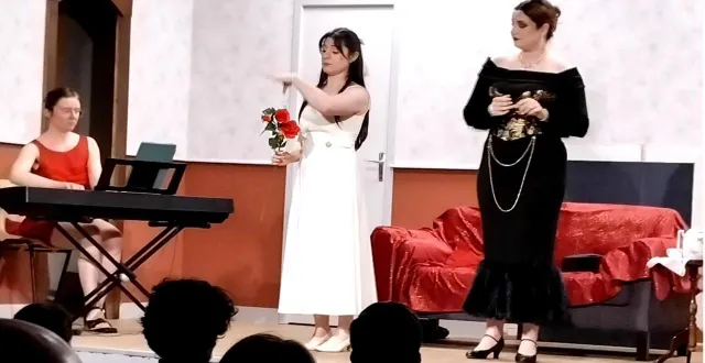 photo  organisé par la bibliothèque de loiré, un théâtre musical a été joué, samedi, par la compagnie les trouvailles lyriques devant une trentaine de personnes. la pièce, « notre futur », était de georges feydeau ; l’adaptation et la mise en scène étant réalisées par lucie le blanc. cette jeune compagnie est dédiée à la création de projets mêlant différents arts de la scène, notamment le théâtre et le chant lyrique. ses trois artistes (de gauche à droite :tahoe brochet, lucie leblanc et katia labarre) seront au festival d’avignon 2026.  &copy;  co 