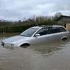 photo la voiture de famille submergée par les eaux à cheffes pendant les inondations, témoigne de l’ampleur de la crue qui a touché la commune.
