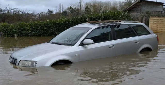 photo  la voiture de famille submergée par les eaux à cheffes pendant les inondations, témoigne de l’ampleur de la crue qui a touché la commune.  &copy;  document remis 